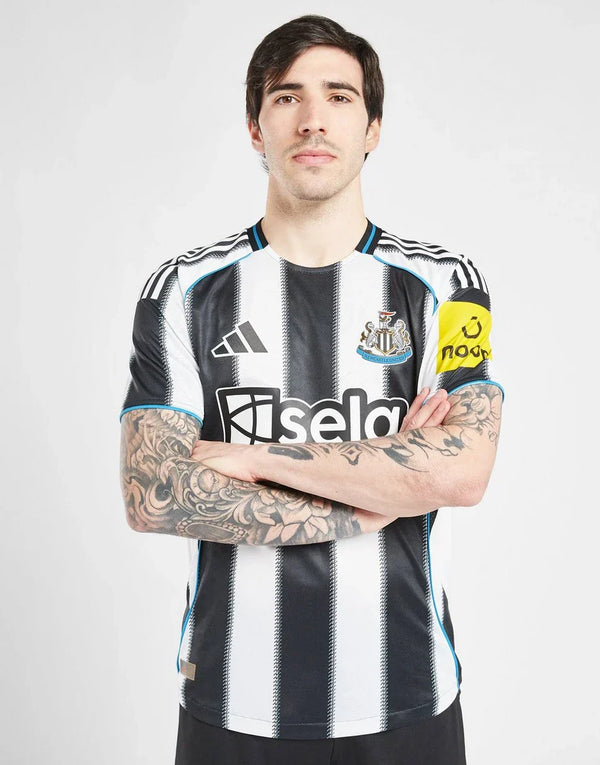 EQUIPACIÓN TITULAR 2025/26 DEL NEWCASTLE UNITED FC