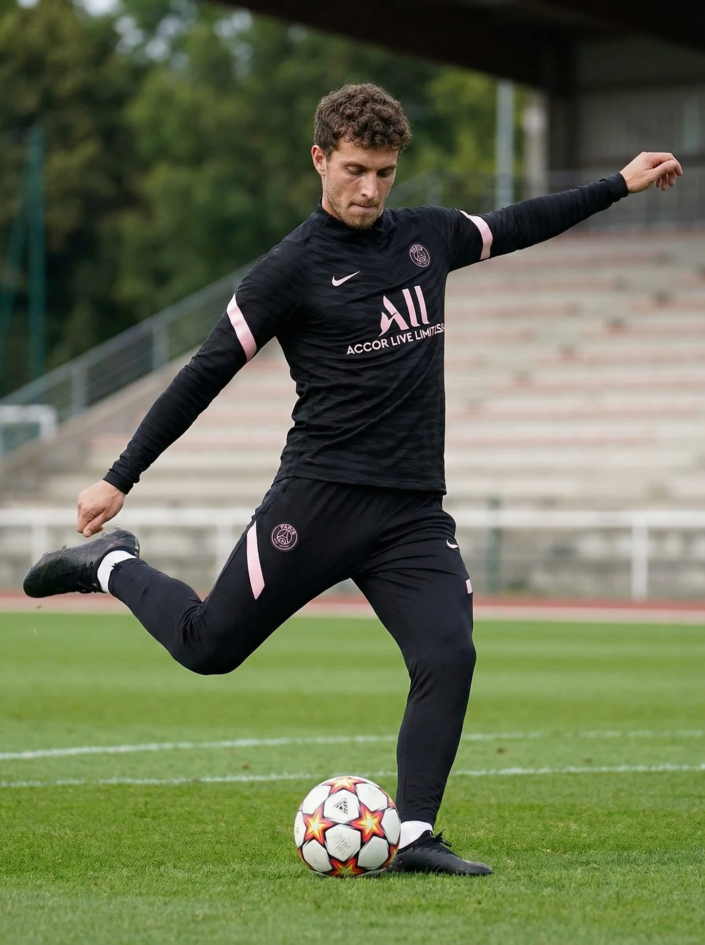 Chándal negro y rosa del PSG
